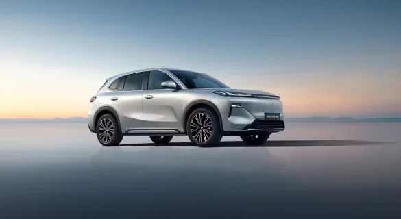 Выразительный силуэт Geely EX5 EM-i