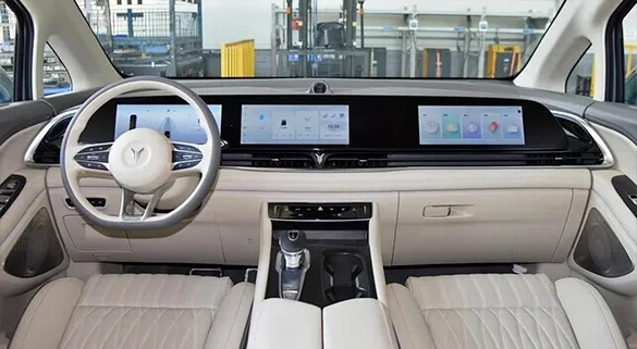 Три экрана суммарной шириной 1,4 м